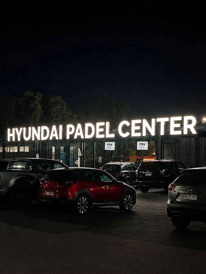 Letrero corporativo volumétrico instalado en fachada Movistar arena