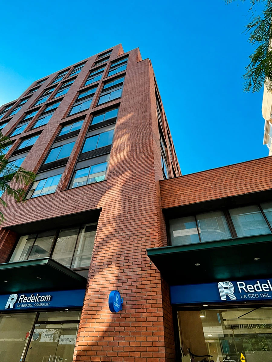 Letrero corporativo Redcom instalado en edificio