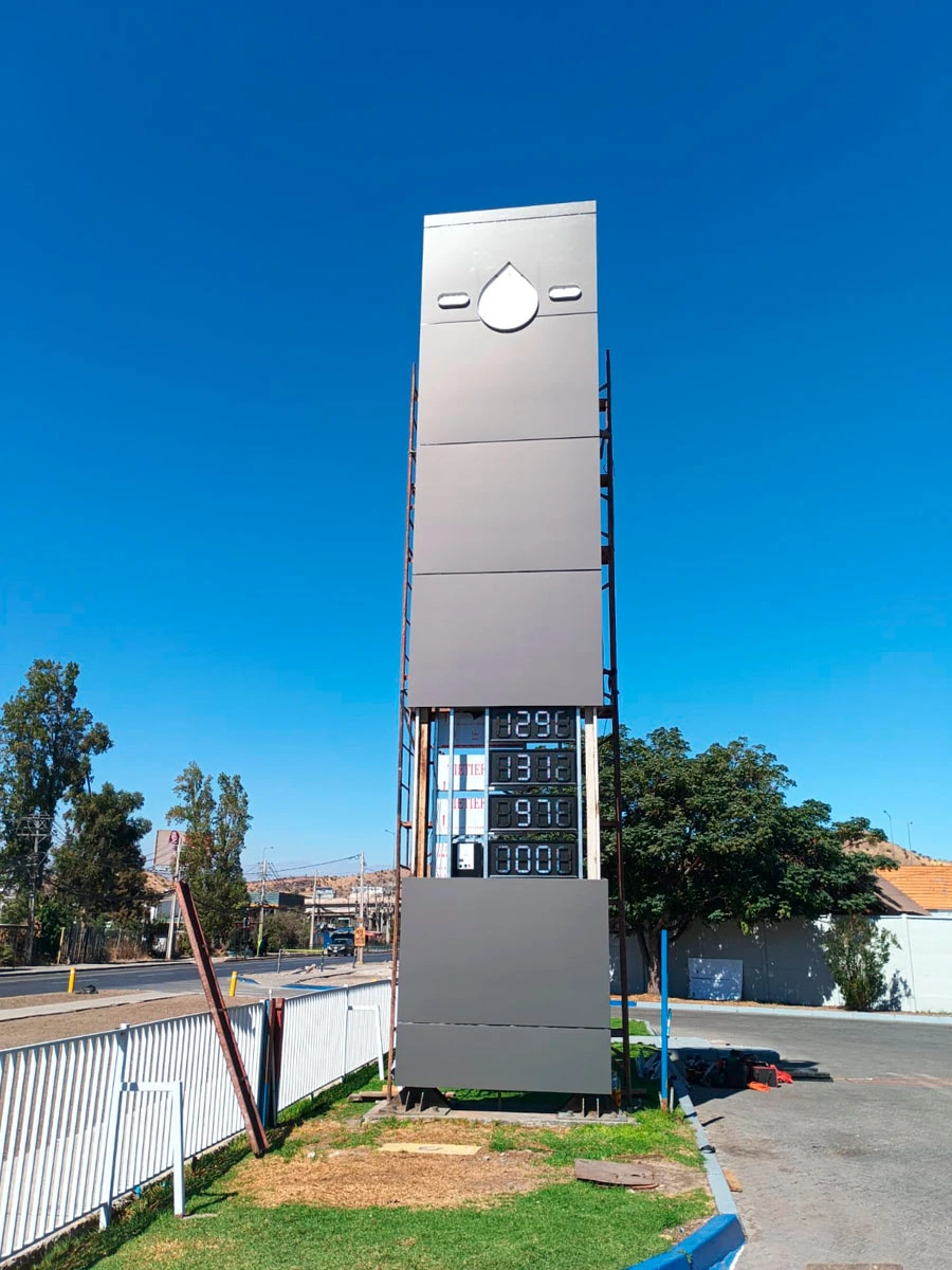 Tótem corporativo instalado en bencinera