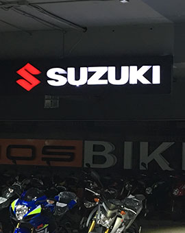 Letrero Suzuki