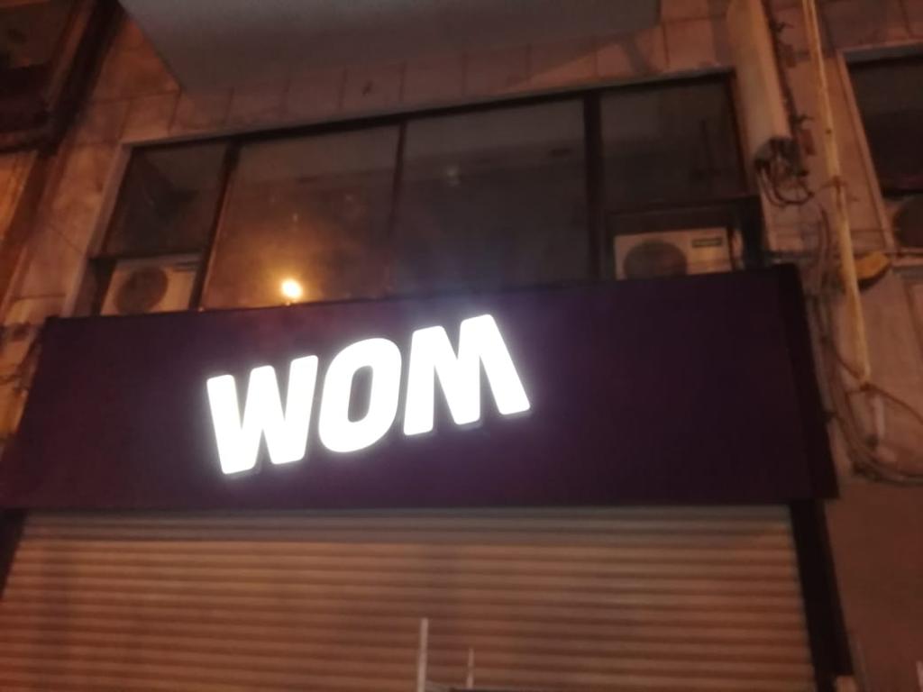 WOM - Letrero